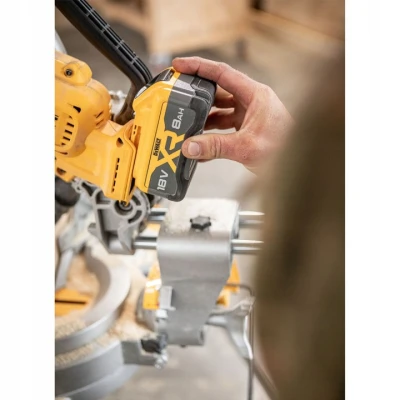 Pilarka-ukosowa-ukosnica-DeWALT-DCS782XW2-18V-XR-BL-2x8Ah-305mm-XPS-Predkosc-obrotowa-3800-rpm.jpg